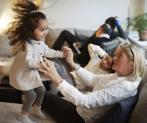 Mormor med barnbarn i knät. Här får du tips om du ska börja spara i fonder.