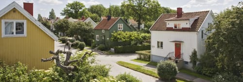 Villor utmed en gata. Se vår checklista för att köpa hus.