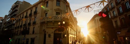 hotell med solsken i bakgrunden.