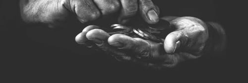 mynt i två händer.