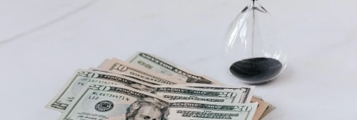 en sedelbunt med dollar.