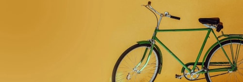 En grön cykel i ett gult rum.