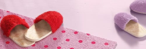 Tofflor och en badrumsmatta