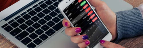 Kvinna som kollar börsen