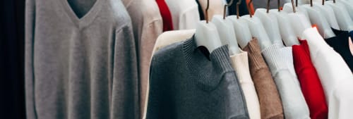 Tufft för e-handlarna när fler väljer att gå till butikerna igen