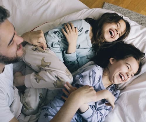 En pappa med sina två tvillingar.