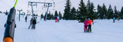 Skidåkare åker skidlift i svenska fjällen