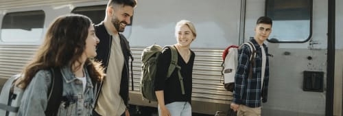 Vänner påväg att resa med ett tåg. Avbokningsregler vid resa - vad gäller?