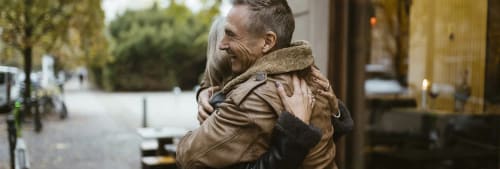 Man och kvinna kramas.