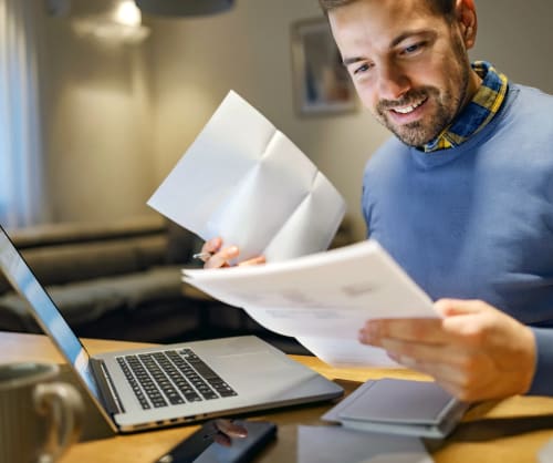 Man som sitter vid en dator och ska deklarera.