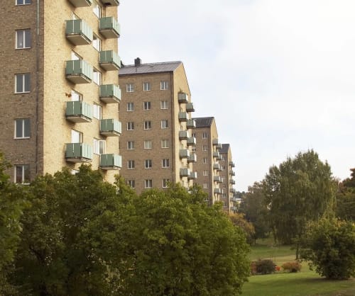 Lägenheter vid en park.