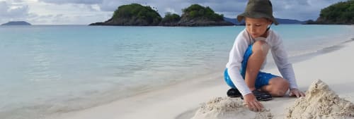 Ett barn på stranden