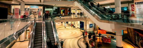 Shoppinggalleria med rulltrappor