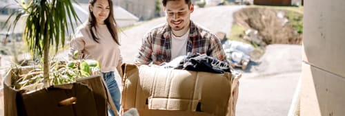 Par rensar saker som de ska sälja på loppis.