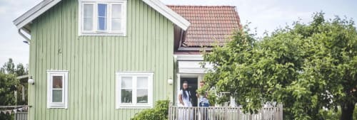 Villa med ett fruktträd utanför.