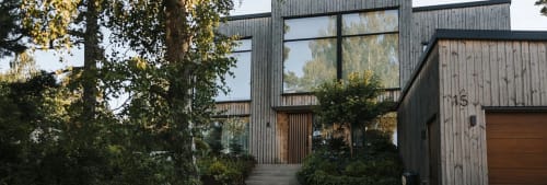 Framsidan och entrén till en modern villa.