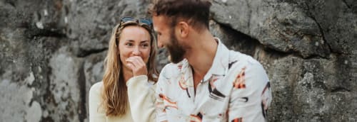 Tjej och kille som skrattar tillsammans