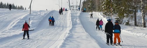 Skidåkare åker ankarlift i svenska fjällen