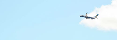 flygplan i himlen