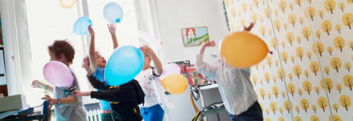 Barn leker med ballonger på barnkalas
