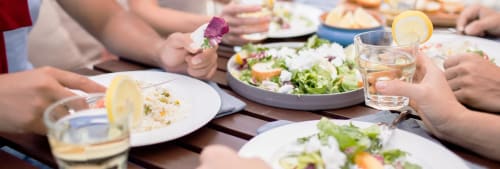 Personer äter lunch på uteservering.