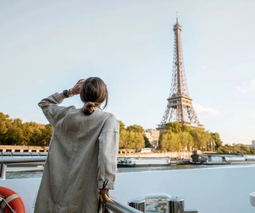 Turist som fotar Eiffeltornet i Paris.