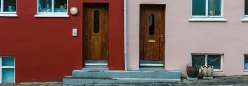 husfasad med två boenden. House swapping.