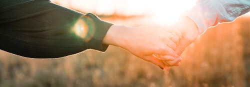 händer som håller i varandra