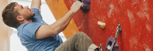 Man som klättrar säkert - hitta rätt försäkring