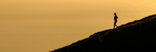 En person som går ned för en nedförsbacke.