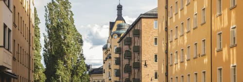En gata i en stad med lägenhetshus.
