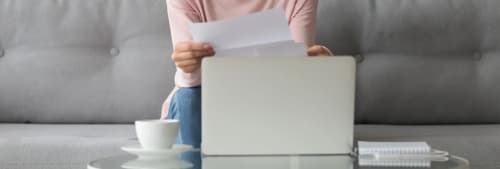 Person som läser på en faktura