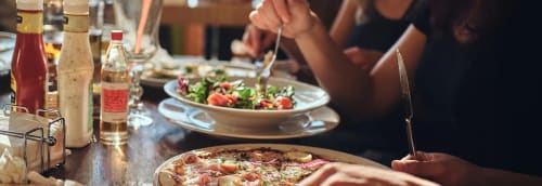 Vänner äter lunch på en restaurang.