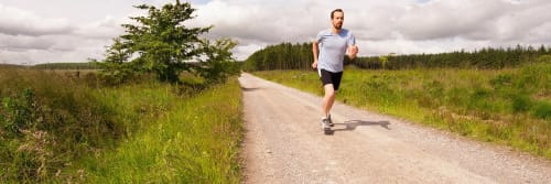 Löpare på en grusväg
