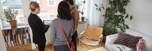 Mäklare har visning av en bostad