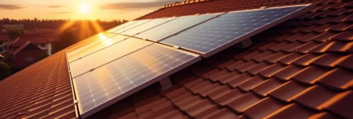 Bild på solceller monterade på ett tak