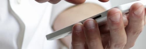 En vit smartphone