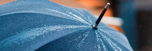 Ovansidan av ett paraply.