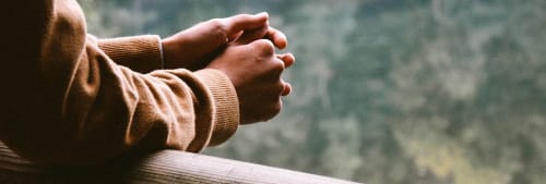 Blickar ut mot vattnet