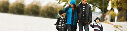 Familj promenerar hand i hand