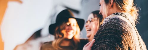 Flera personer pratar och skrattar.