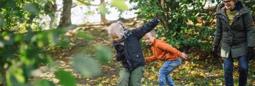 Barn som leker i skogen