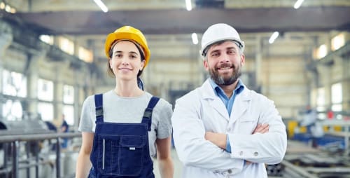 En man och en kvinna i industri