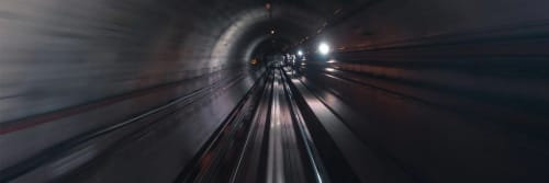 Tåg som åker fort i en tunnel
