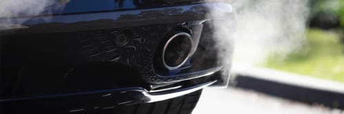 Avgasrör på en bil med motorn igång