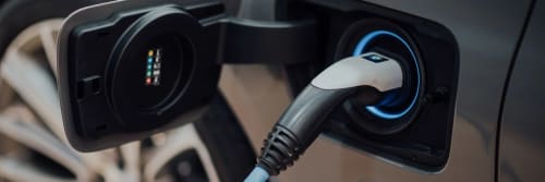 En elbil som laddar batteriet