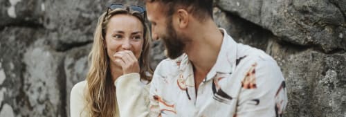 Ett som tittar och ler åt varandra .