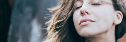 En kvinna som doftar