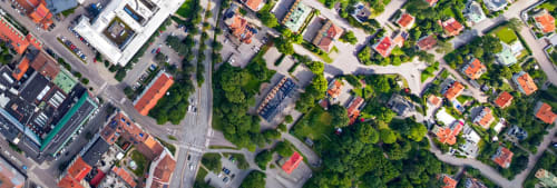 Flygfoto över en stad - Hur går det till att köpa en bostad?