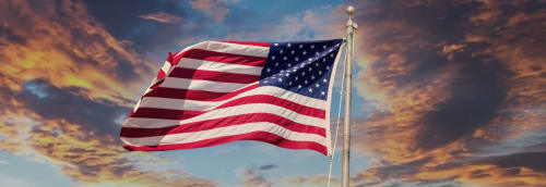 Amerikansk flagga mot mörka moln